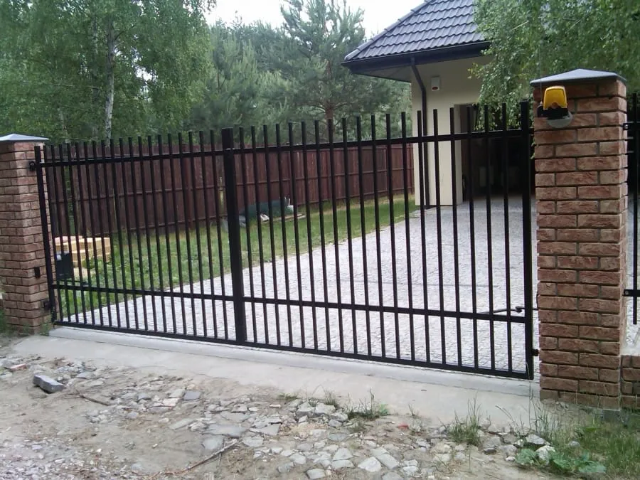 Realizacja bramy wjazdowej z furtką