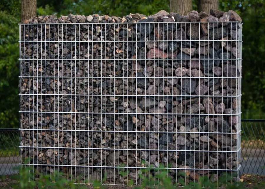Gabion wypełniony jasnym kamieniem łamanym