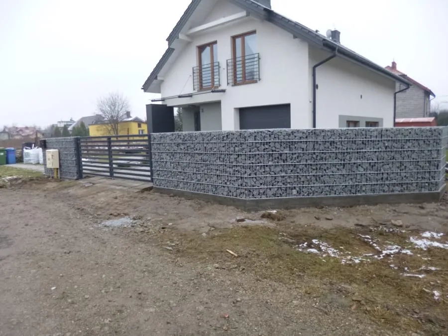 Realizacja ogrodzenia z koszy gabionowych
