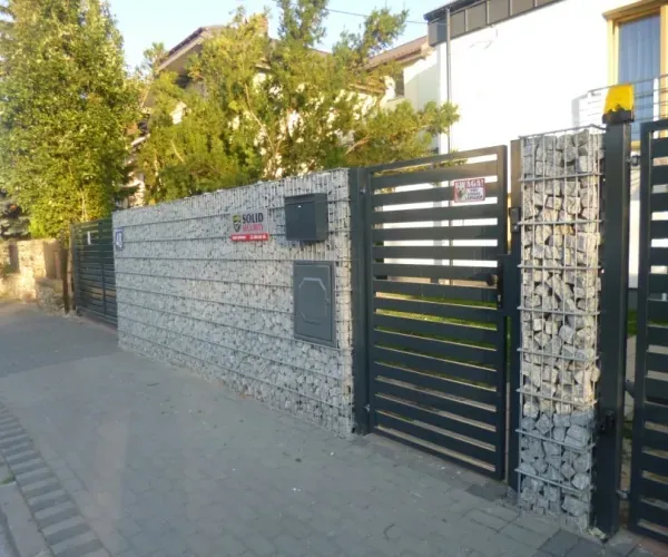 Nowoczesne ogrodzenie poziome — realizacja pod Warszawą